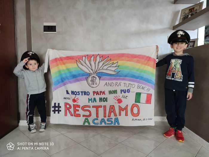 coronavirus cartellone bimbi papà carabiniere