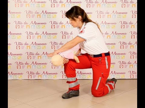 Manovra di Heimlich su neonato, il video per imparare a farla