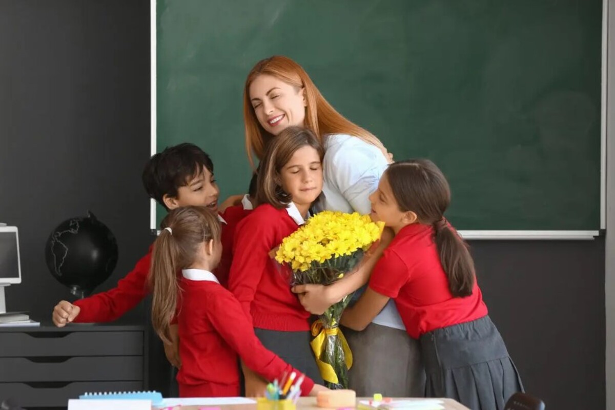 regalo maestra abbraccio studenti