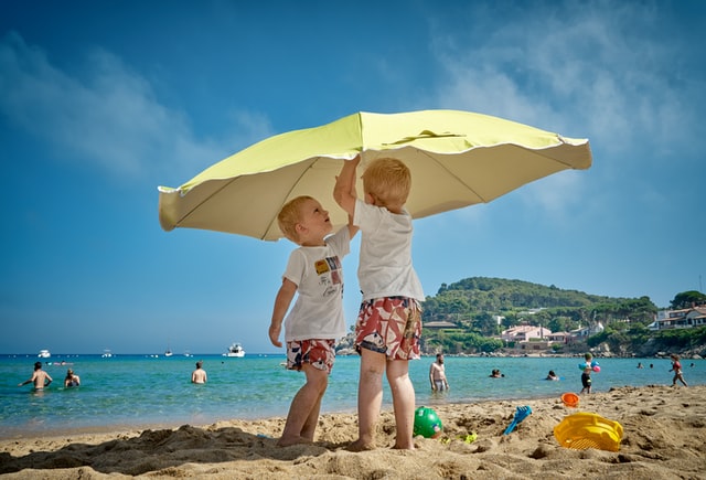 Covid e bambini, cosa fare in vacanza per evitare contagi