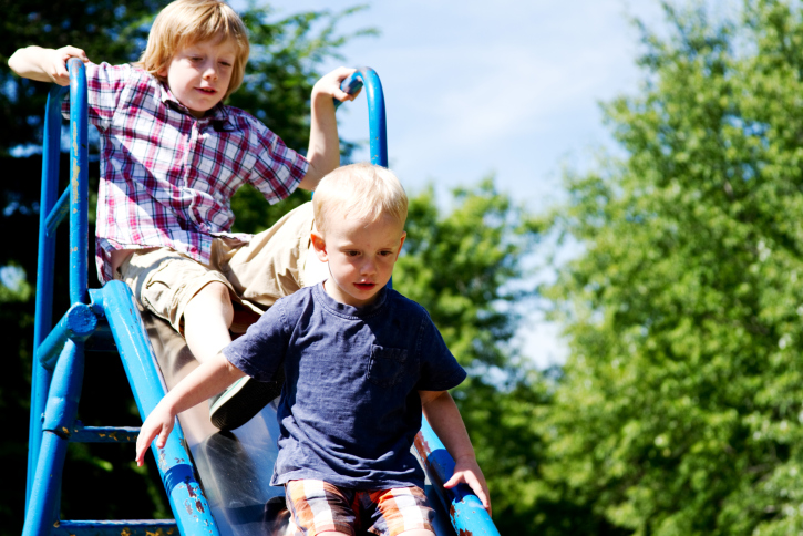 bambini al parco giochi