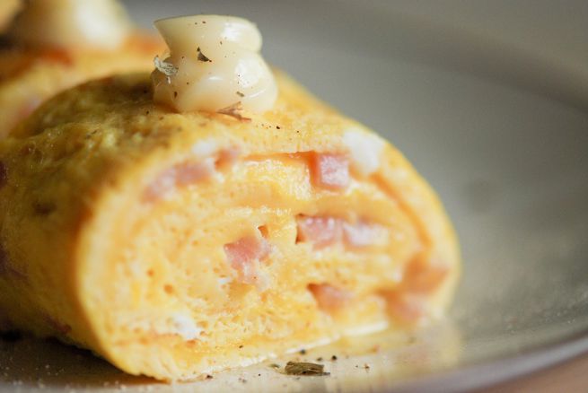 Rotolo di frittata con prosciutto