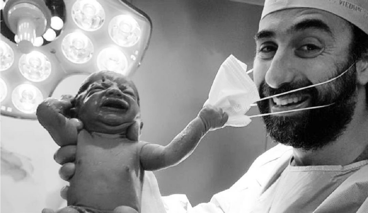 neonato strappa mascherina dottore