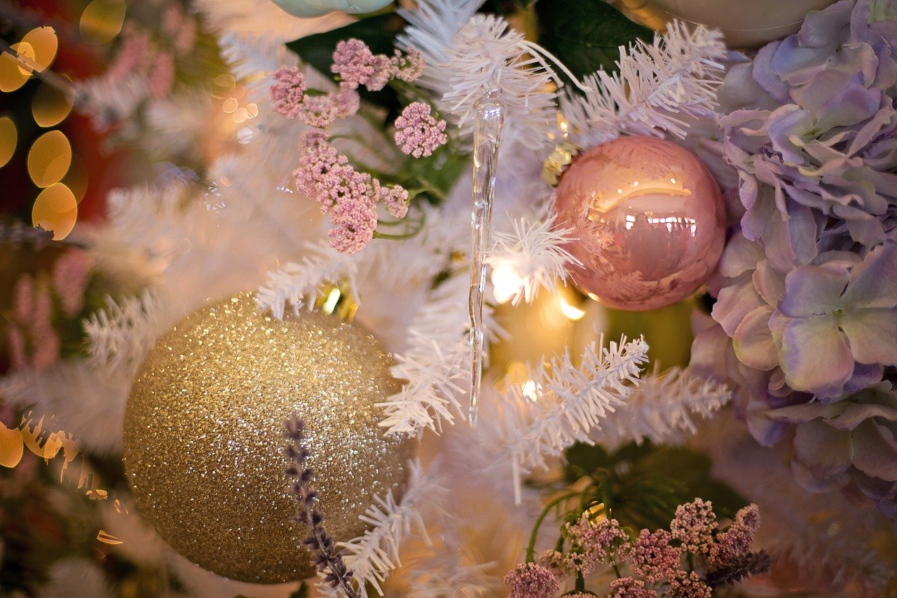 Albero di Natale rosa e oro idee su come addobbarlo