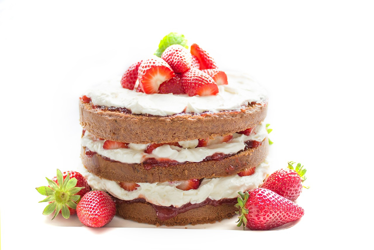 Torta facile con fragole e panna