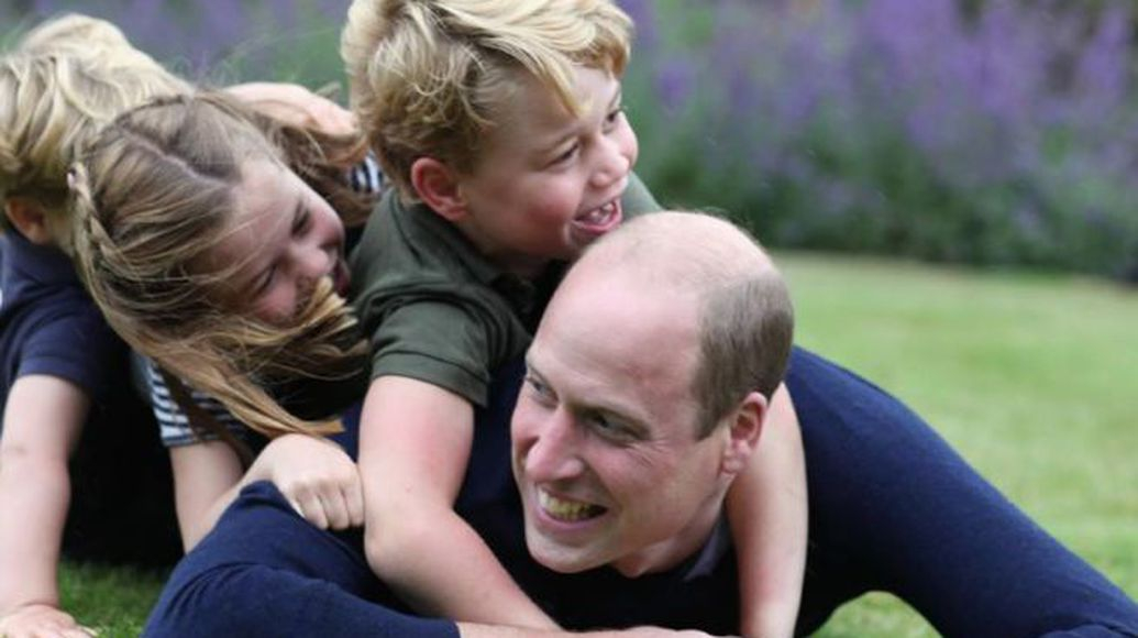 George e Charlotte fanno da assistenti al Principe William