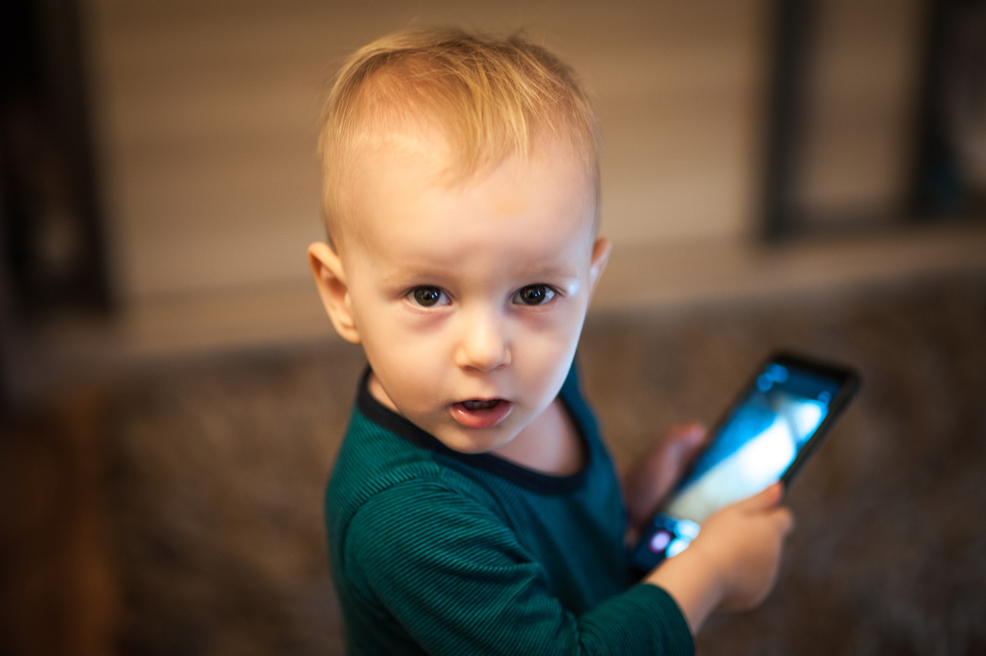 bambini al telefono