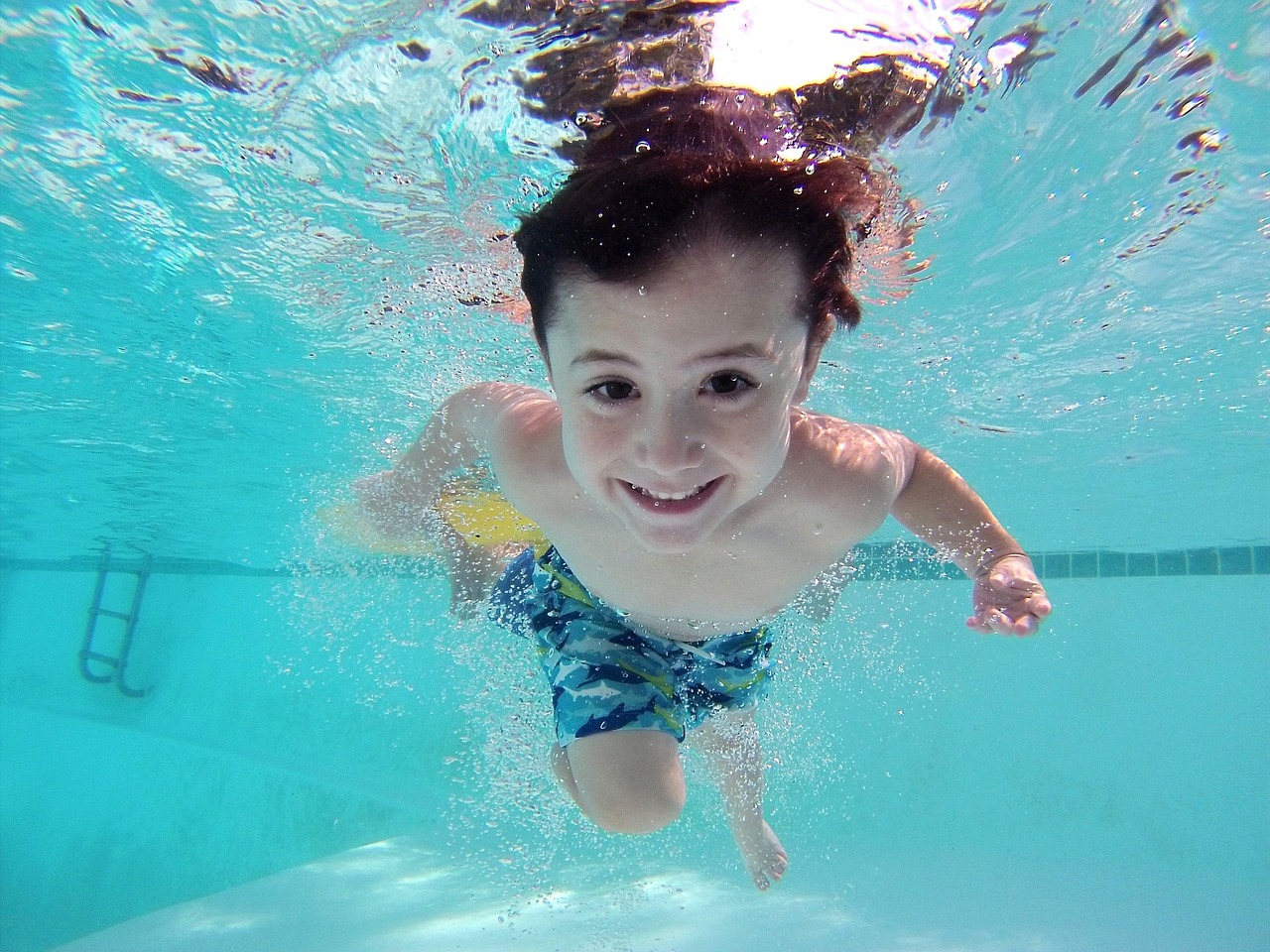 giochi da fare in piscina con i figli