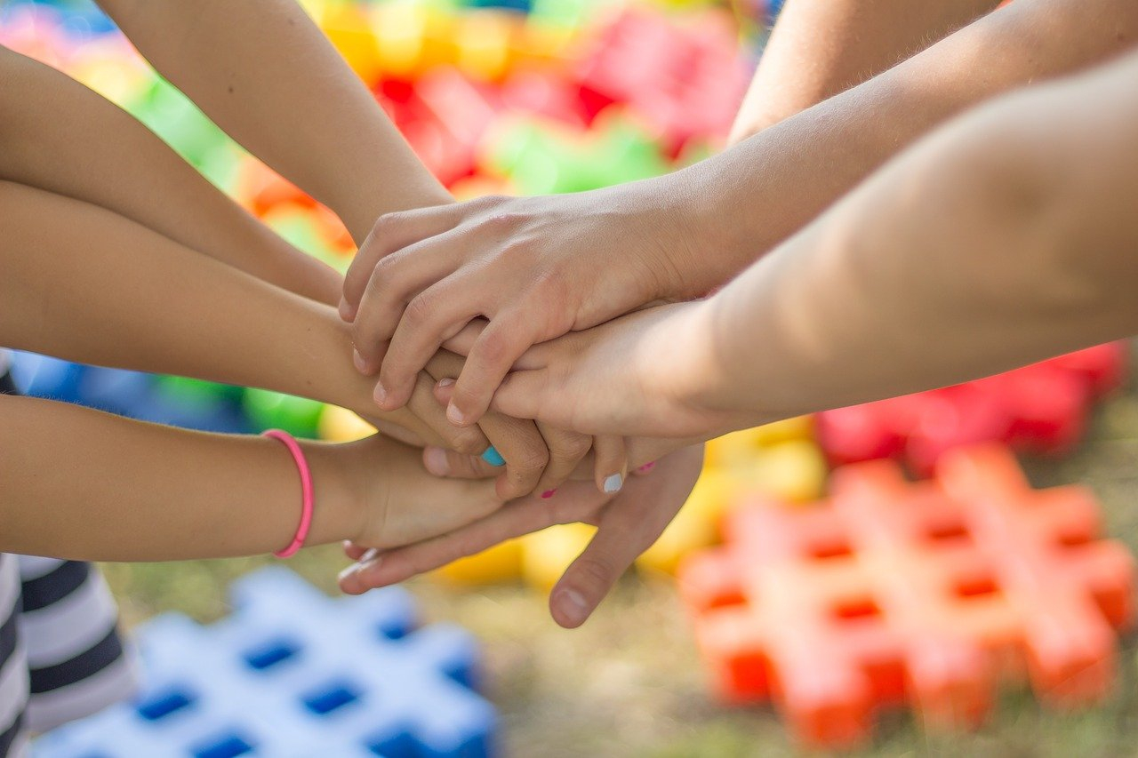 Frasi sulla solidarietà per bambini: le più belle da leggere insieme