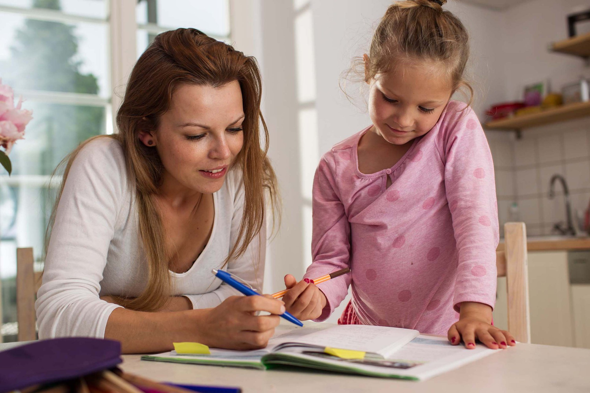 Genitori che fanno i compiti con i figli