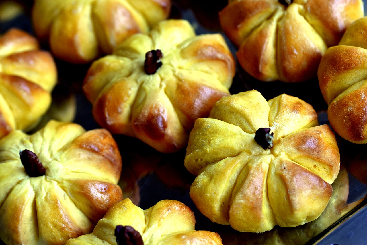 Come fare i panini alla zucca a forma di... zucca, la ricetta facilissima