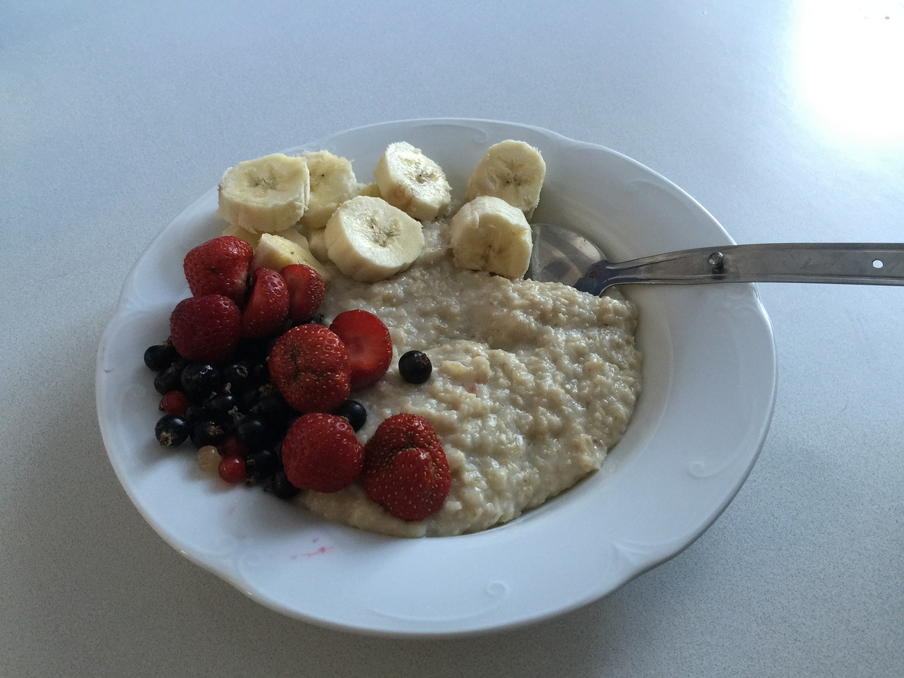 Come fare il porridge di frutta per la colazione dei bambini