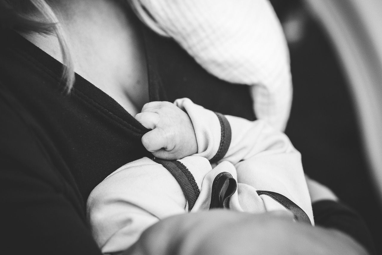 Covid, neonati protetti dall'allattamento al seno