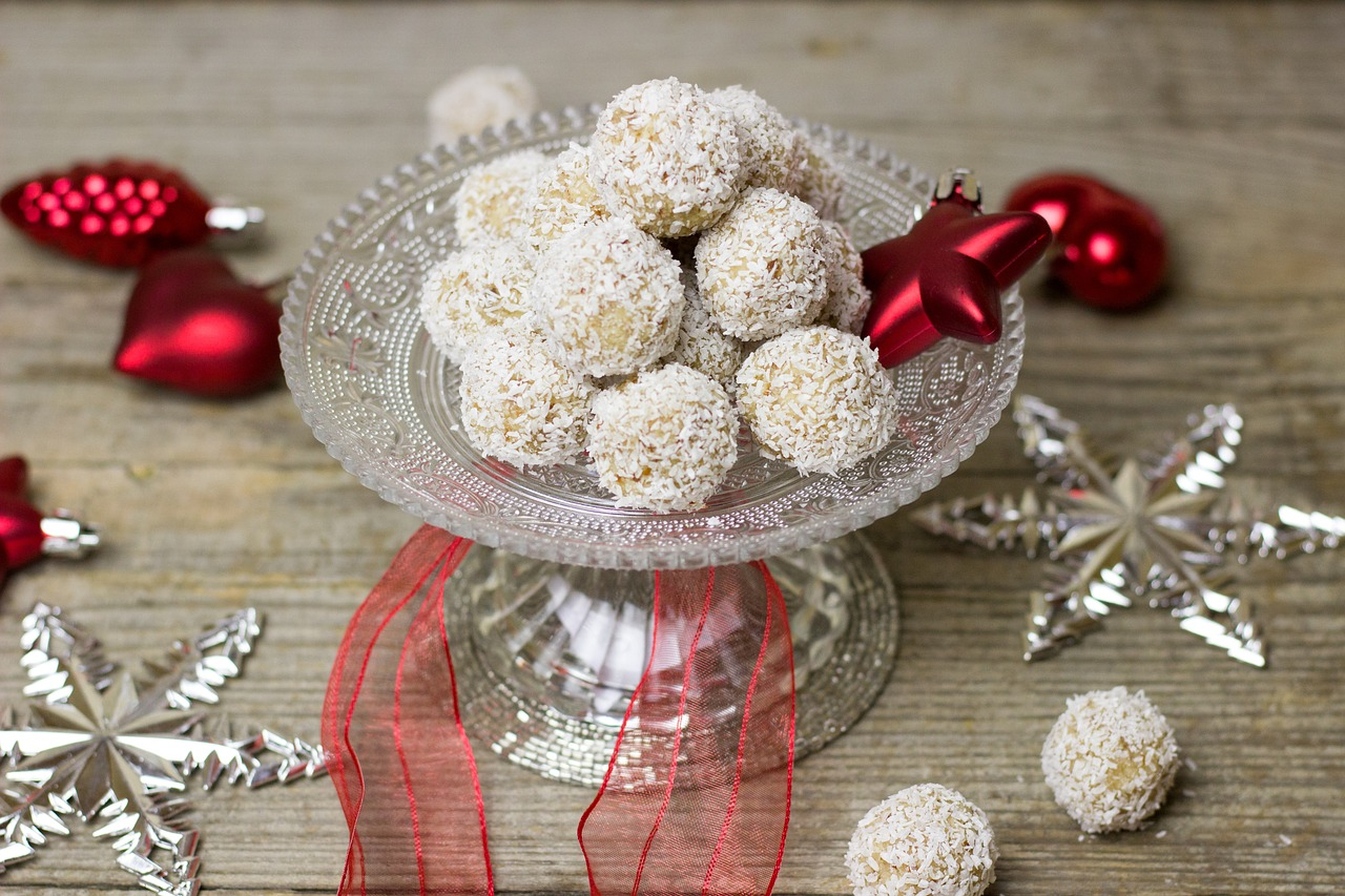 Palline di cocco e latte condensato, la ricetta per feste e merende