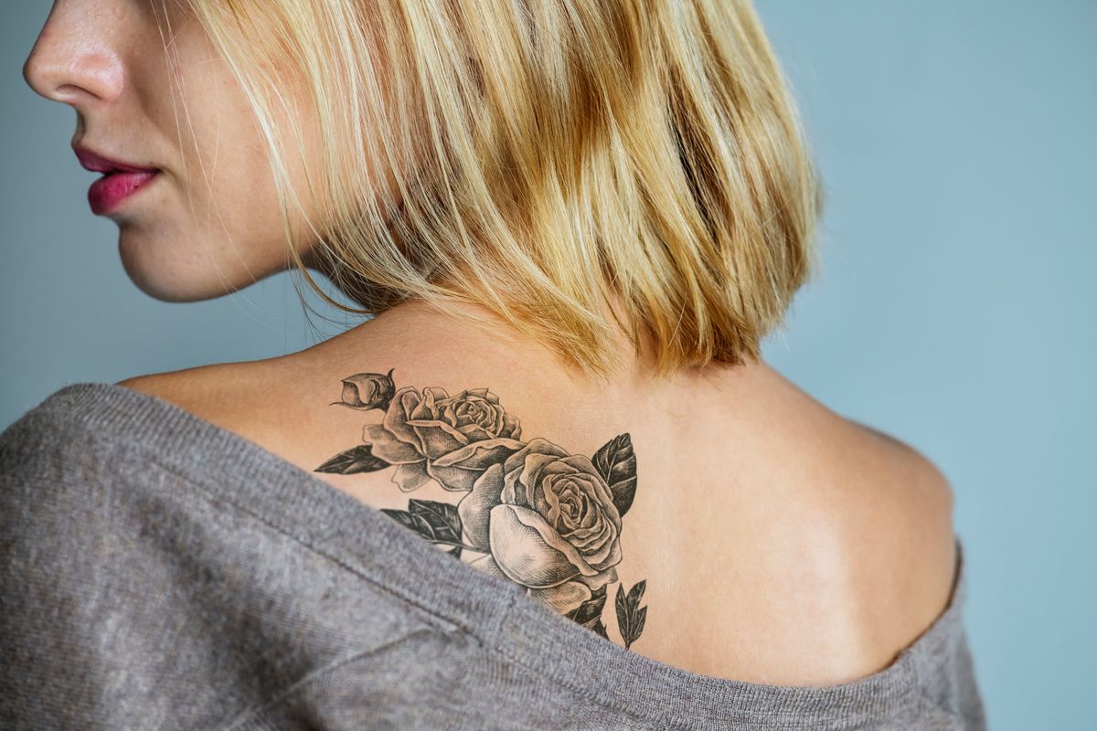 Donna tatuaggio schiena