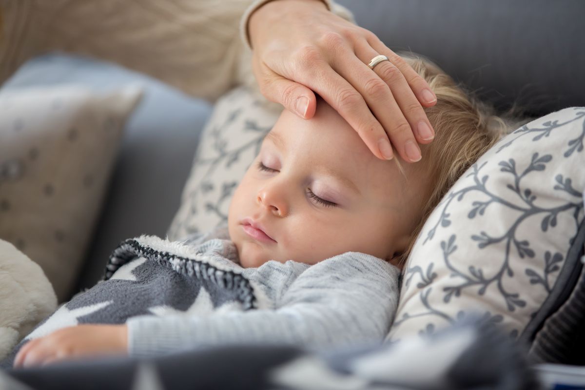 Bambino a letto con la febbre 