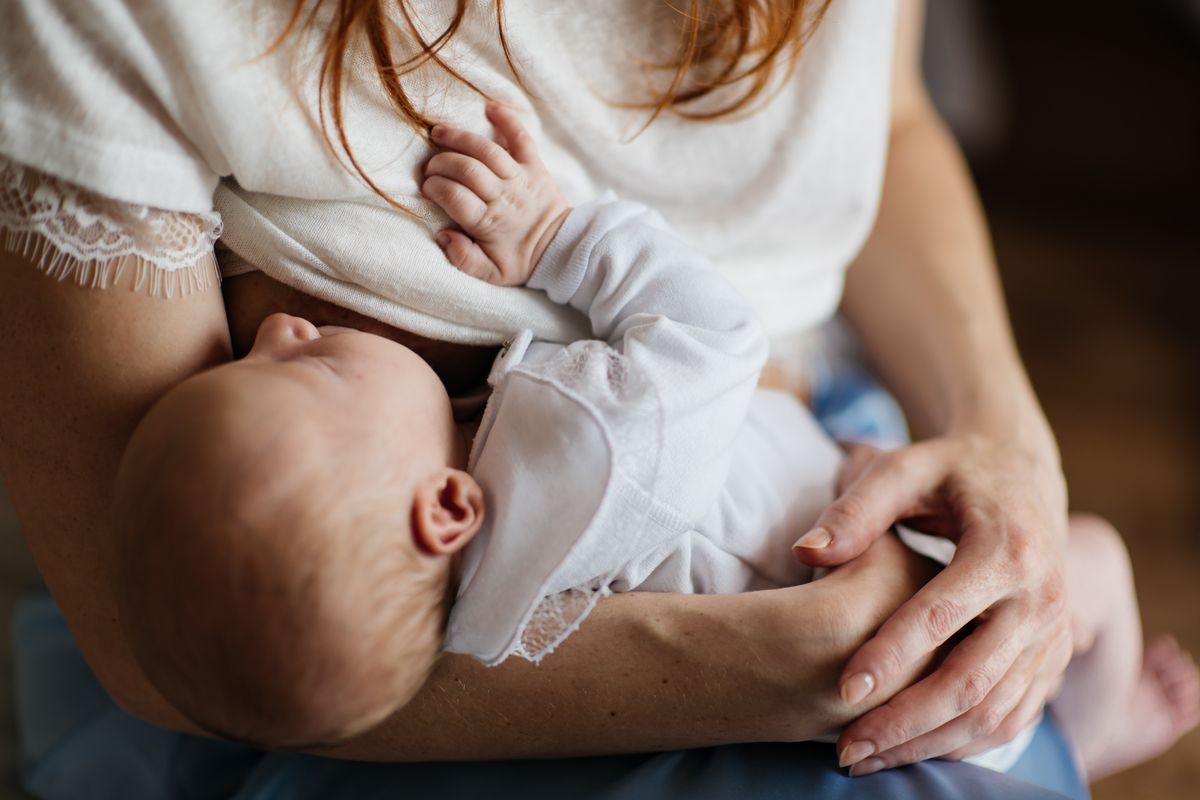 Mamma che allatta al seno