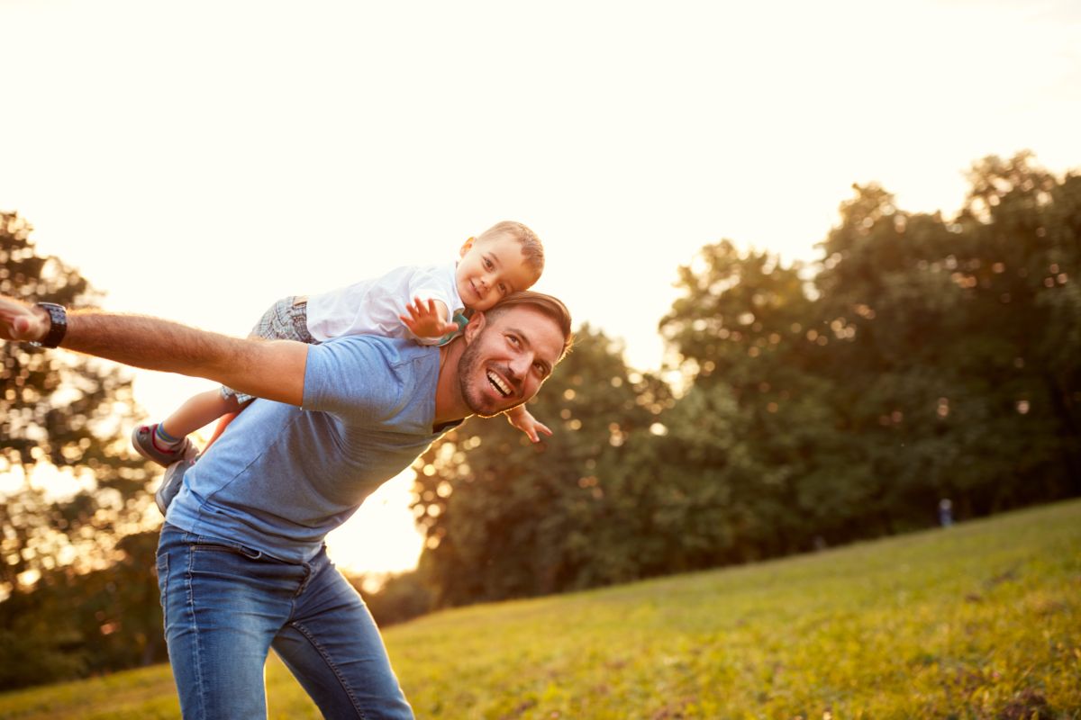 Padre e figlio che giocano