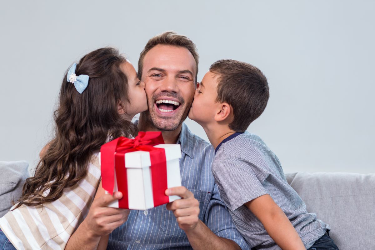 bambina bambino regalo sorpresa festa del papà