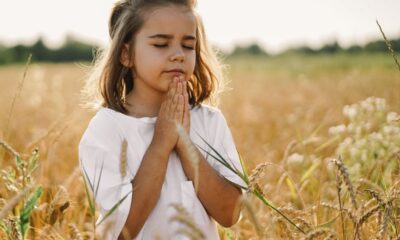 bambina preghiera campo