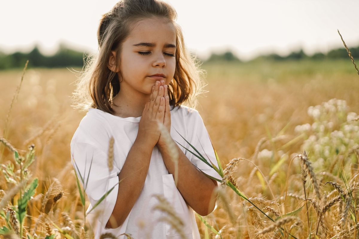 bambina preghiera campo