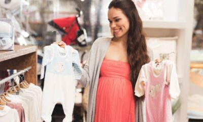 giovane donna si prepara per diventare mamma shopping per bambino