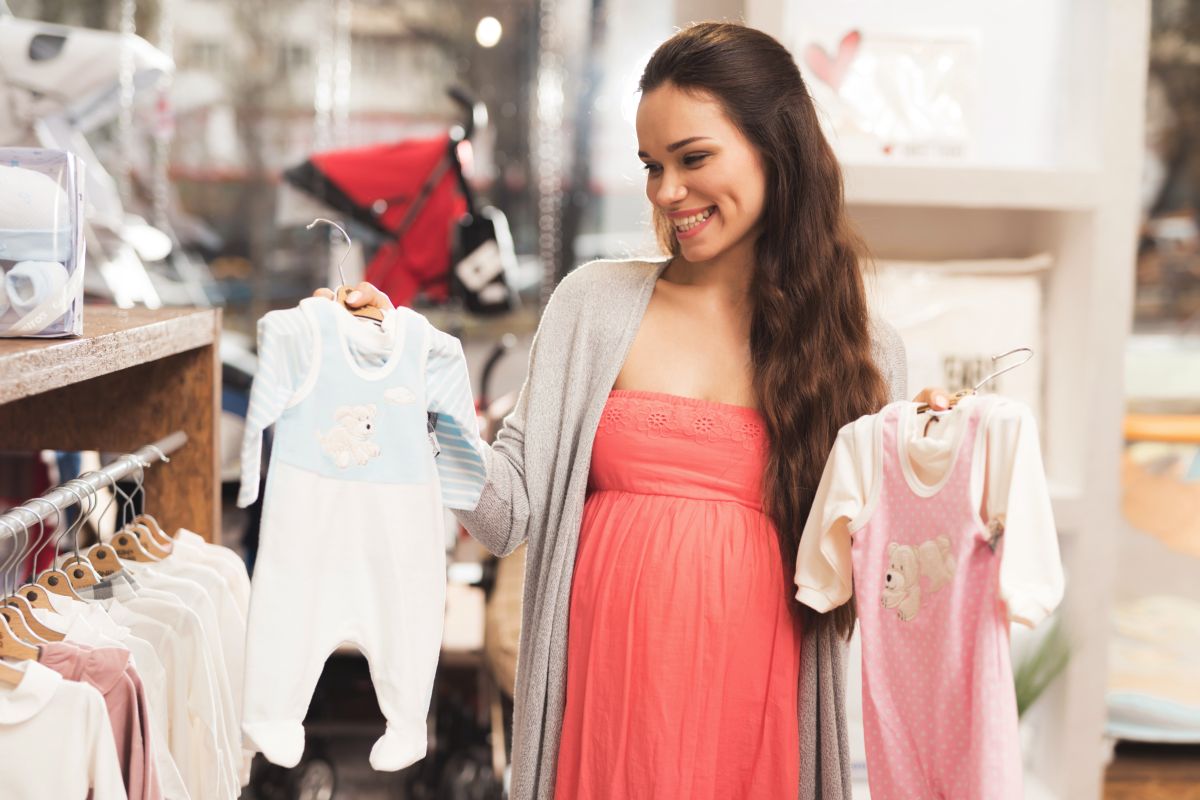 giovane donna si prepara per diventare mamma shopping per bambino