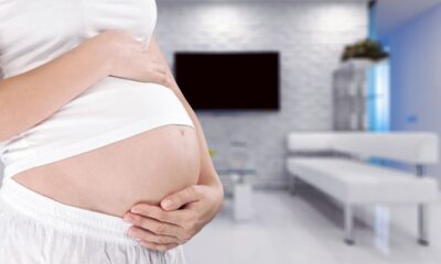 gravidanza donna incinta tiene pancia con mano
