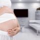 gravidanza donna incinta tiene pancia con mano