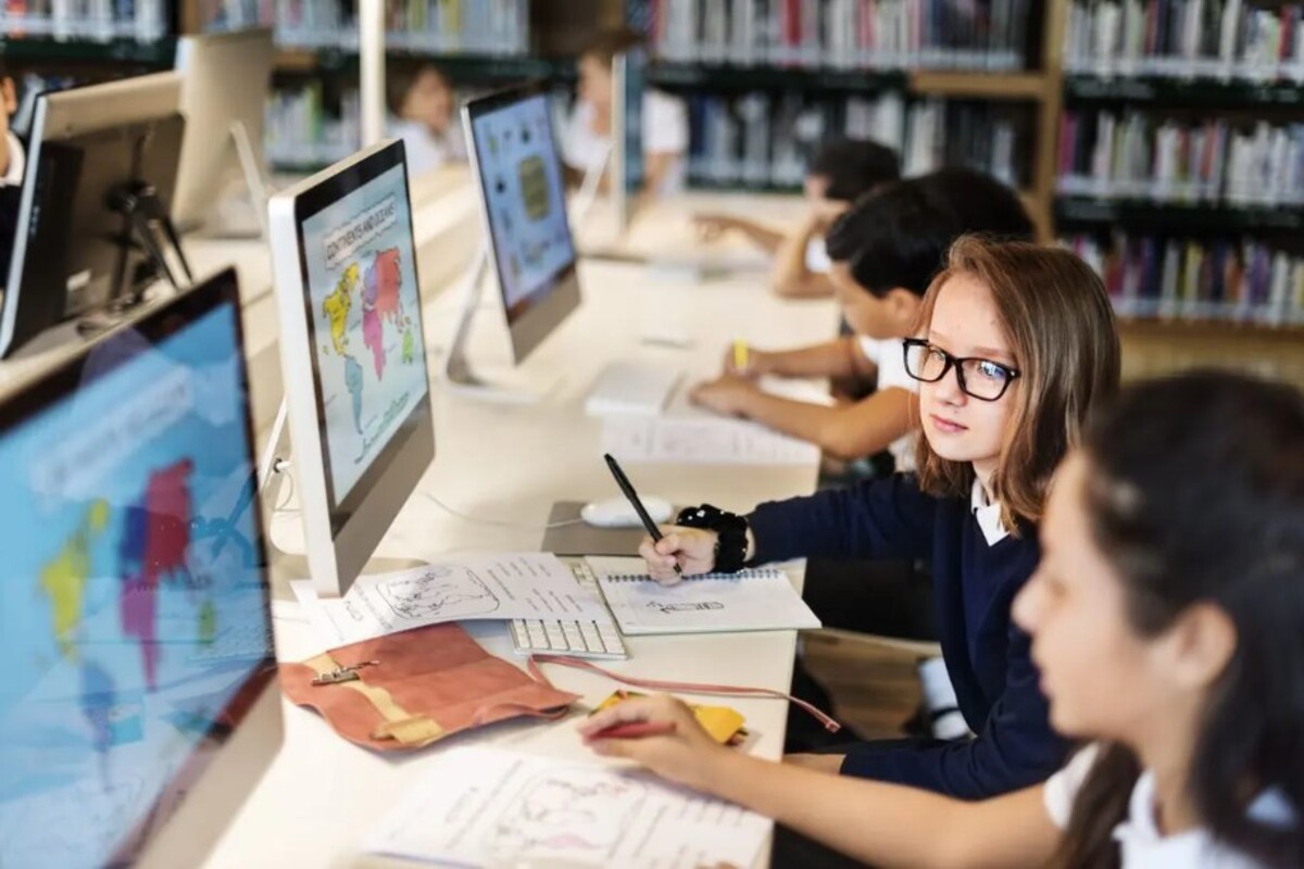 scuola bambini computer lezione