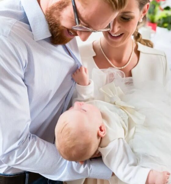 bambina battesimo chiesa genitori