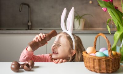 bambina con orecchie da coniglio felice cioccolato pasqua uova