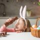 bambina con orecchie da coniglio felice cioccolato pasqua uova