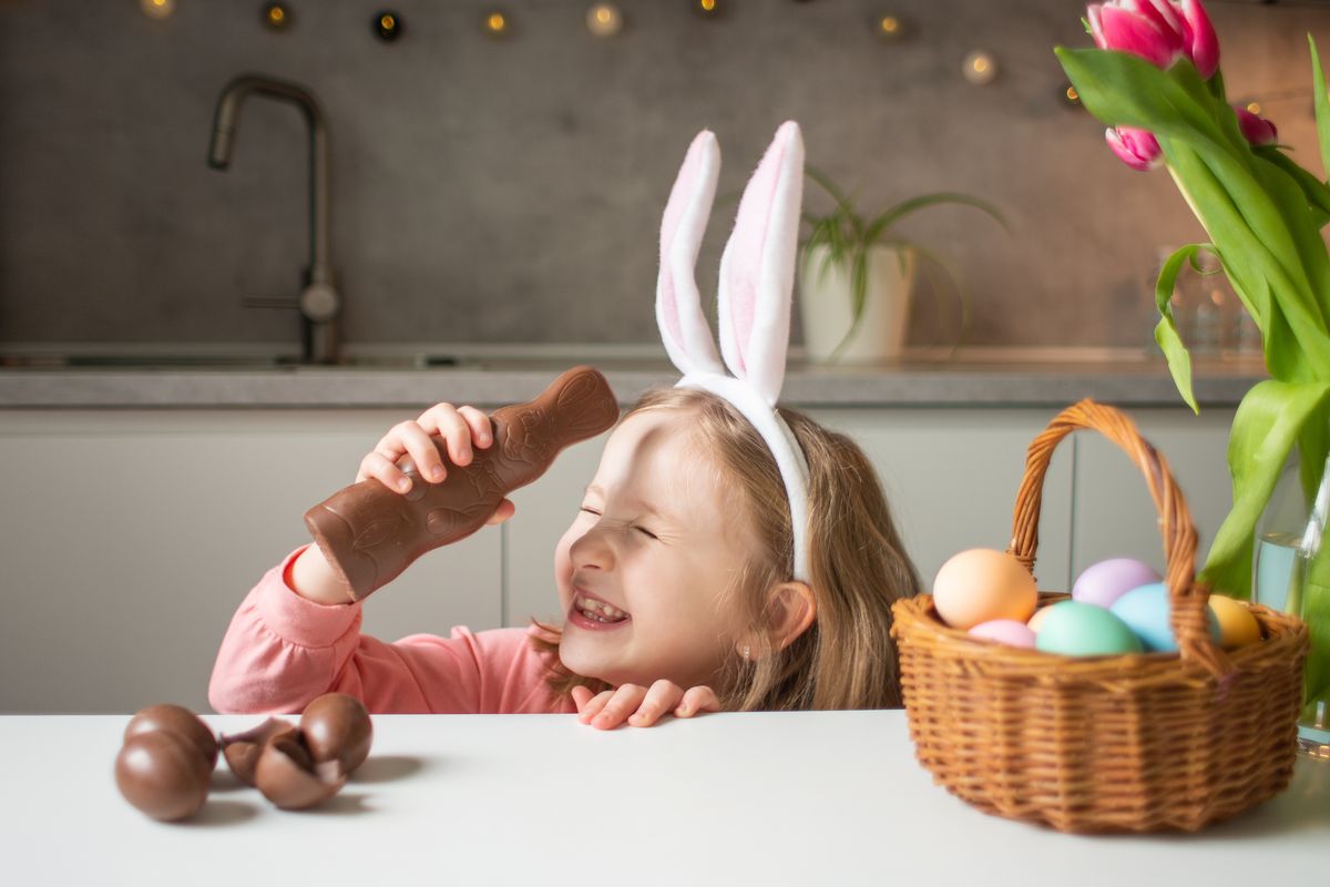 bambina con orecchie da coniglio felice cioccolato pasqua uova