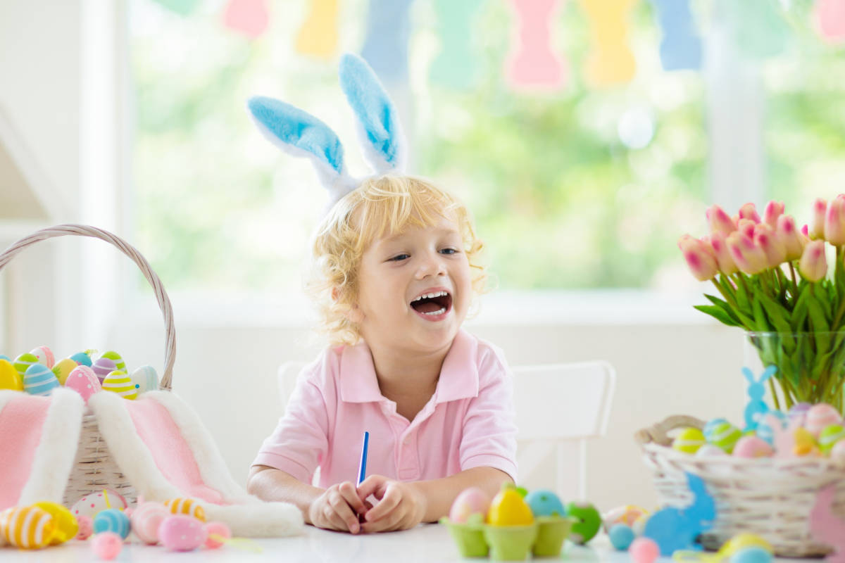 bambino colora uova pasqua