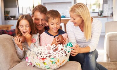 famiglia festeggia pasqua