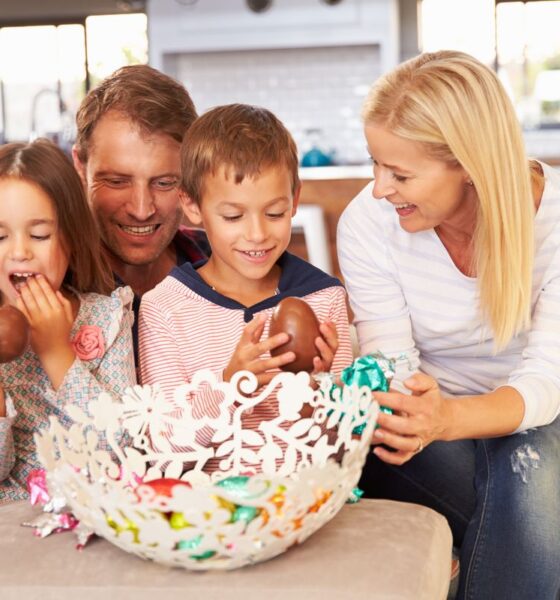 famiglia festeggia pasqua