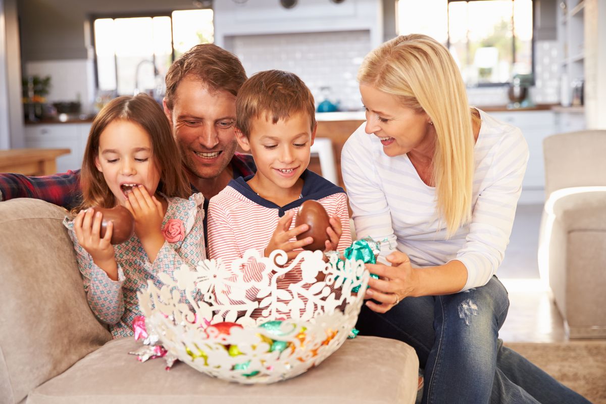 famiglia festeggia pasqua