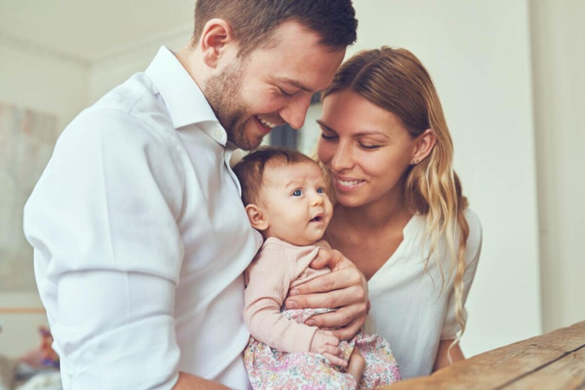 famiglia mamma papa figlia neonata