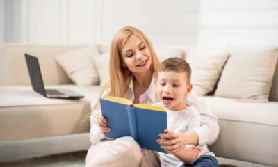 mamma e bambino che legge