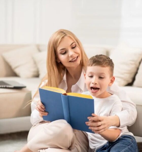 mamma e bambino che legge