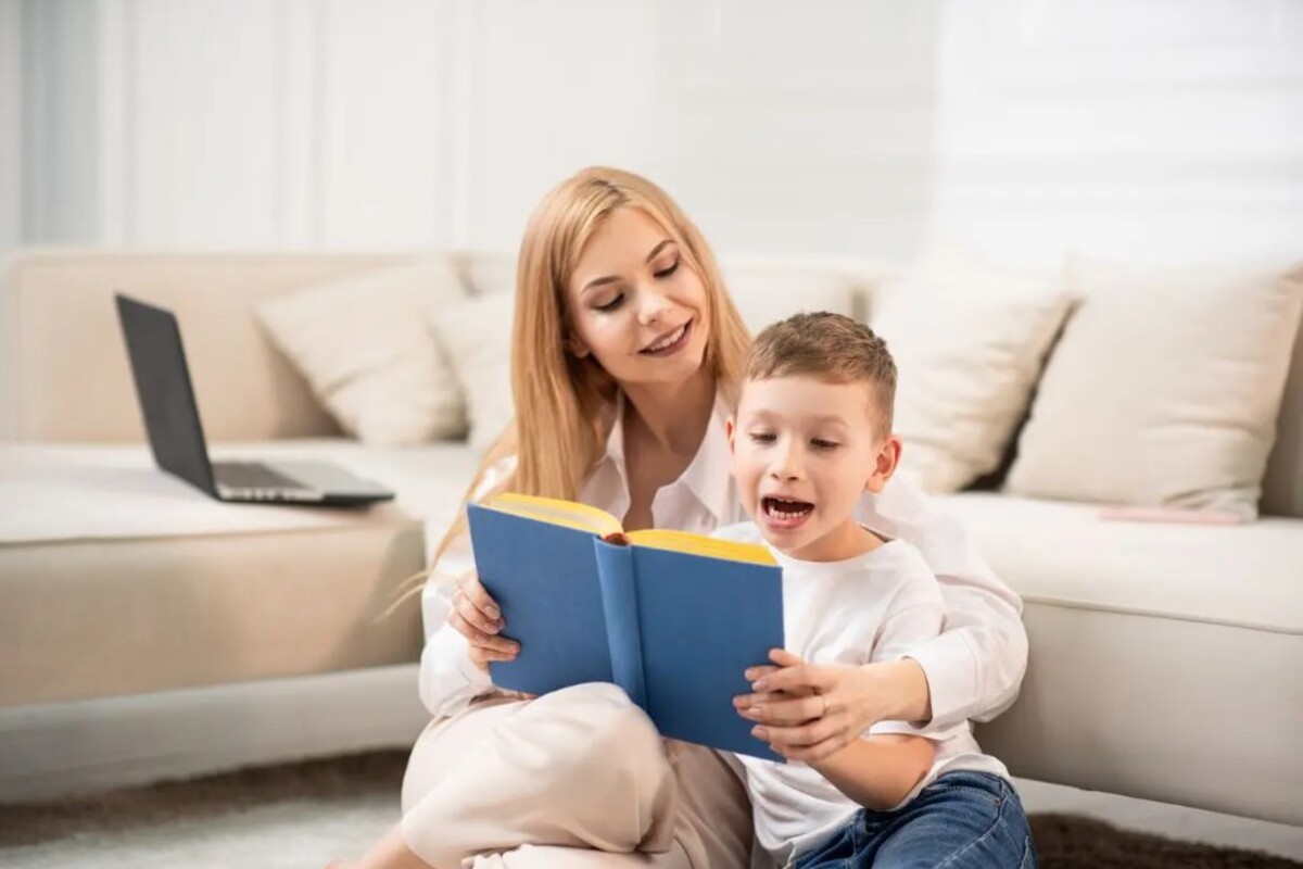 mamma e bambino che legge