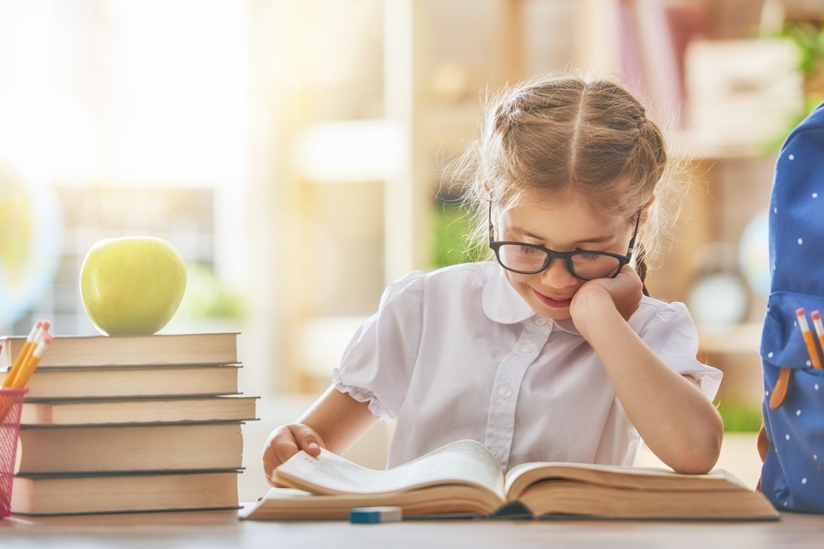 bambina scuola libri lettura