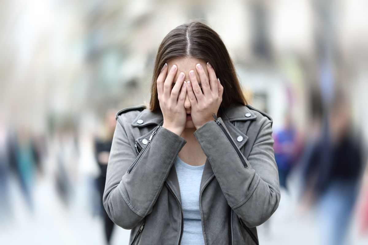 donna ansia sociale mani faccia disperata triste spaventata