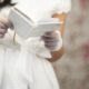 rosario vestito bianco guanti libro lettura
