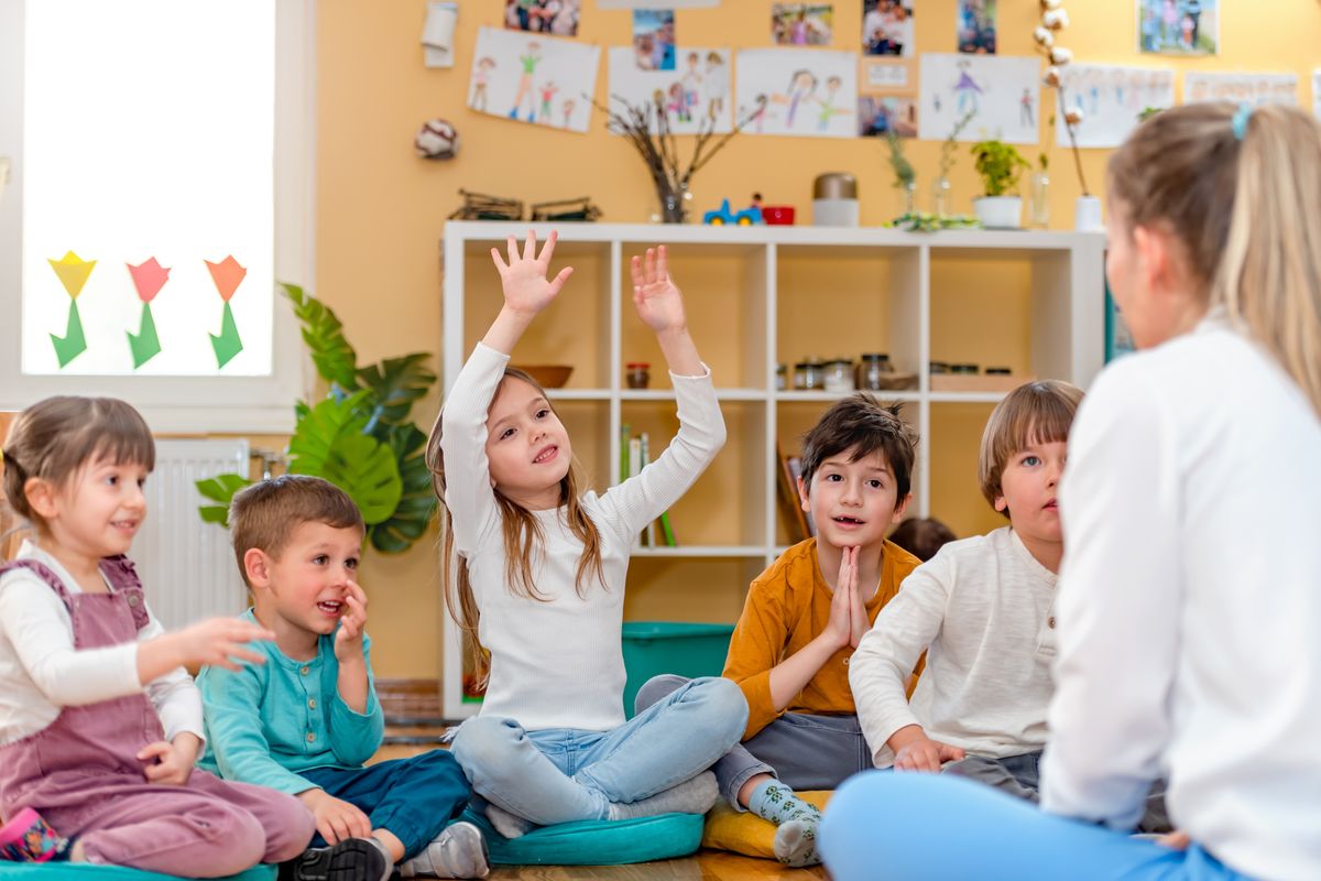 scuola asilo bambini maestra