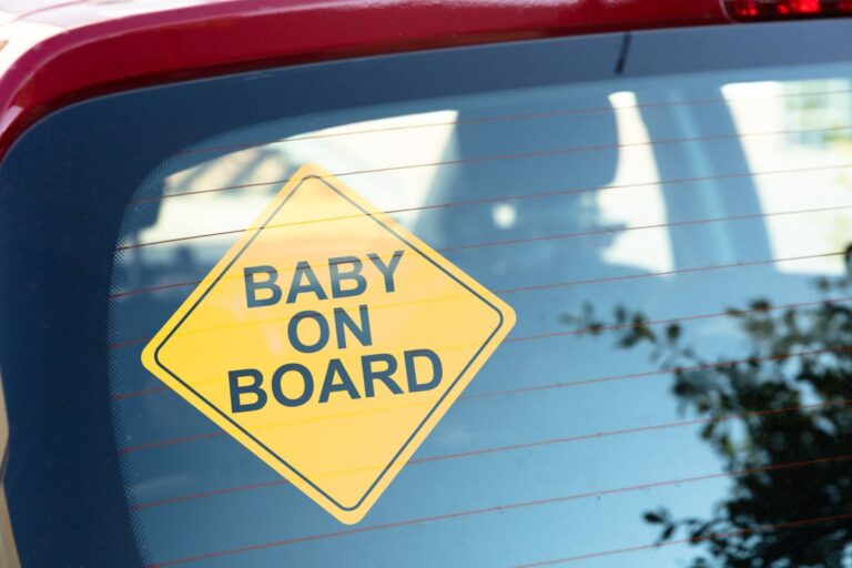 Autodomy Adesivi Baby On Board Adesivo Auto 2 Pezzi 15x7 cm | Bimbo a Bordo per Auto Piedi Alta Visibilità a Lunga Distanza | Bebe a Bordo Uso Esterno (Bianco