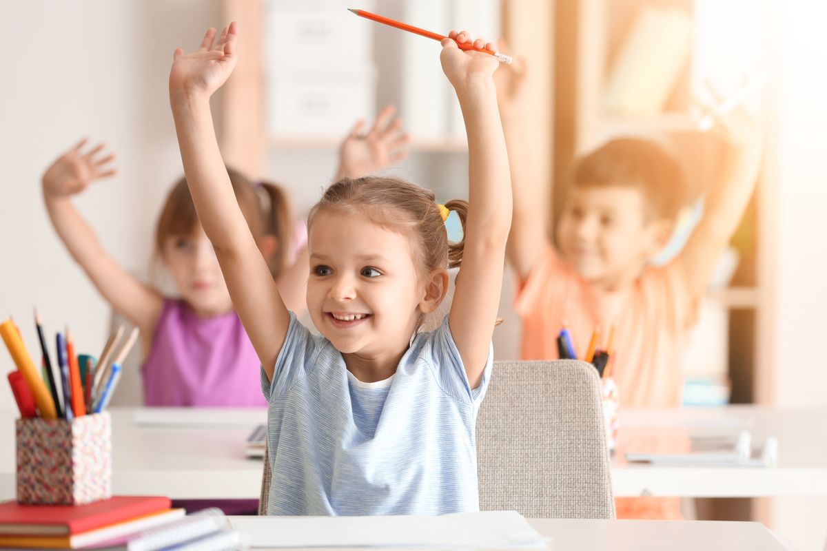 bambina scuola classe sorriso