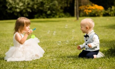 bambini piccoli bolle vestiti eleganti