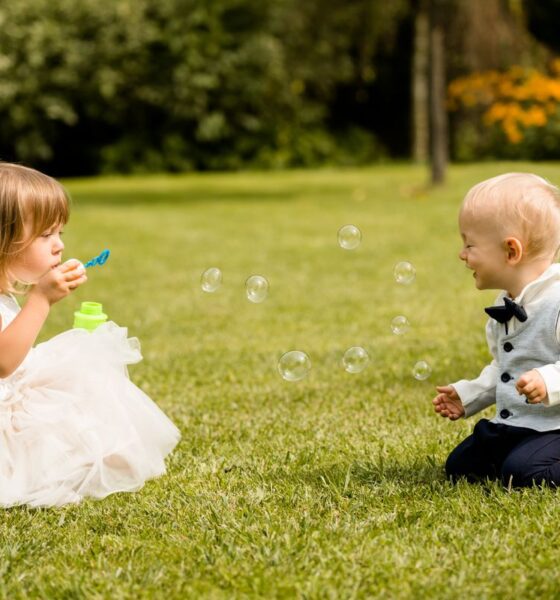 bambini piccoli bolle vestiti eleganti
